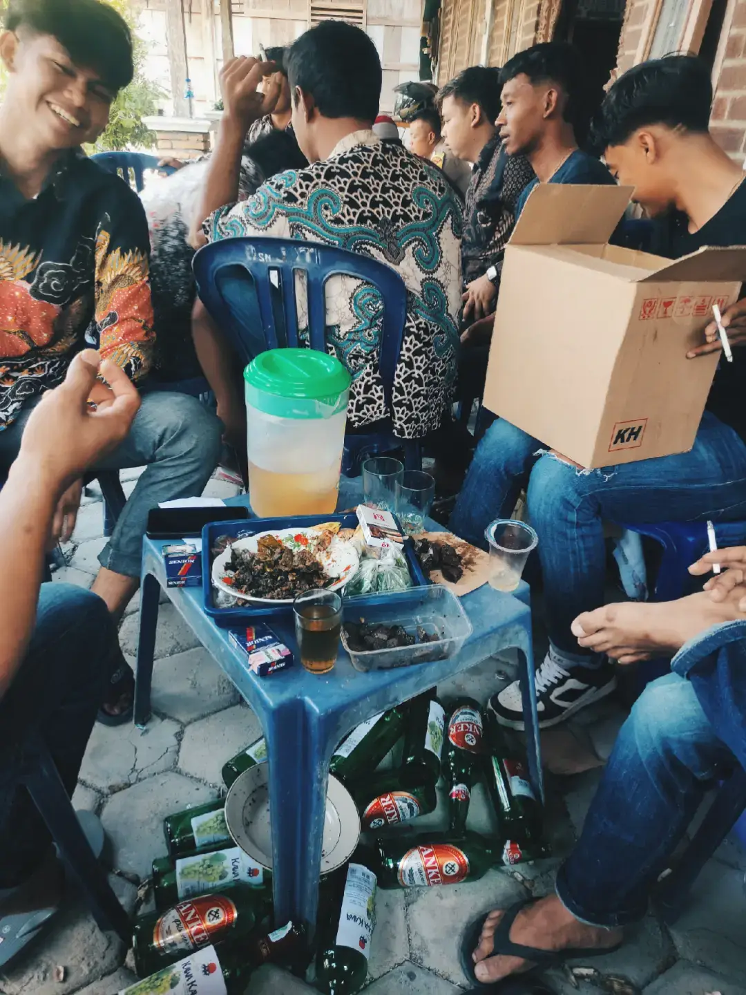 Berikut adalah cara membuat Garang Asem Ayam langkah demi langkah secara sederhana dan mudah diikuti: 🍽️ Garang Asem Ayam (Khas Jawa Tengah) 🛒 Bahan-Bahan: Bahan utama: 1 ekor ayam (sekitar 1 kg), potong kecil-kecil 10 buah cabai rawit utuh (boleh ditambah sesuai selera) 2 buah tomat merah, iris kasar 5 buah belimbing wuluh, potong-potong (atau air asam jawa) 500 ml santan encer Daun pisang secukupnya (untuk membungkus) Lidi/tusuk gigi untuk menyemat Bumbu iris: 6 siung bawang merah 4 siung bawang putih 2 ruas lengkuas (memarkan) 2 batang serai (memarkan) 3–4 lembar daun salam Garam, gula, dan kaldu bubuk secukupnya 👨‍🍳 Cara Membuat: 1. Persiapan Daun Pisang: Layukan daun pisang di atas api kompor sebentar agar lentur dan tidak mudah sobek saat dibentuk. Potong sesuai ukuran yang cukup untuk membungkus ayam (misalnya 25x25 cm). 2. Tumis Bumbu: Panaskan sedikit minyak, tumis irisan bawang merah dan bawang putih hingga harum. Masukkan serai, lengkuas, dan daun salam, tumis hingga bumbu matang dan wangi. 3. Campur Semua Bahan: #foryoupage #fyp #kawakawa 