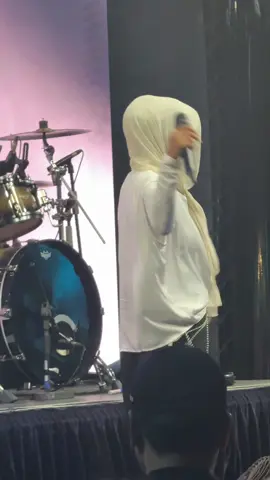 Show mengejut semalam Ella kat Desaru 🤣 #fyp #fypmalaysia #fypindonesia #nyanyi  #lagupop #suaramerdu #tiktoknyanyi #coversong #viralnyanyian #talentlokal #laguviral #suaramalaysia #suaraindonesia #tiktokmusic #fyp #fypシ #fypmalaysia #fypindonesia #viral #tiktokviral #explorepage #nyanyi #laguviral #coversong #suaramerdu #singingvideo #musictiktok #talentshow #suarasempoi 