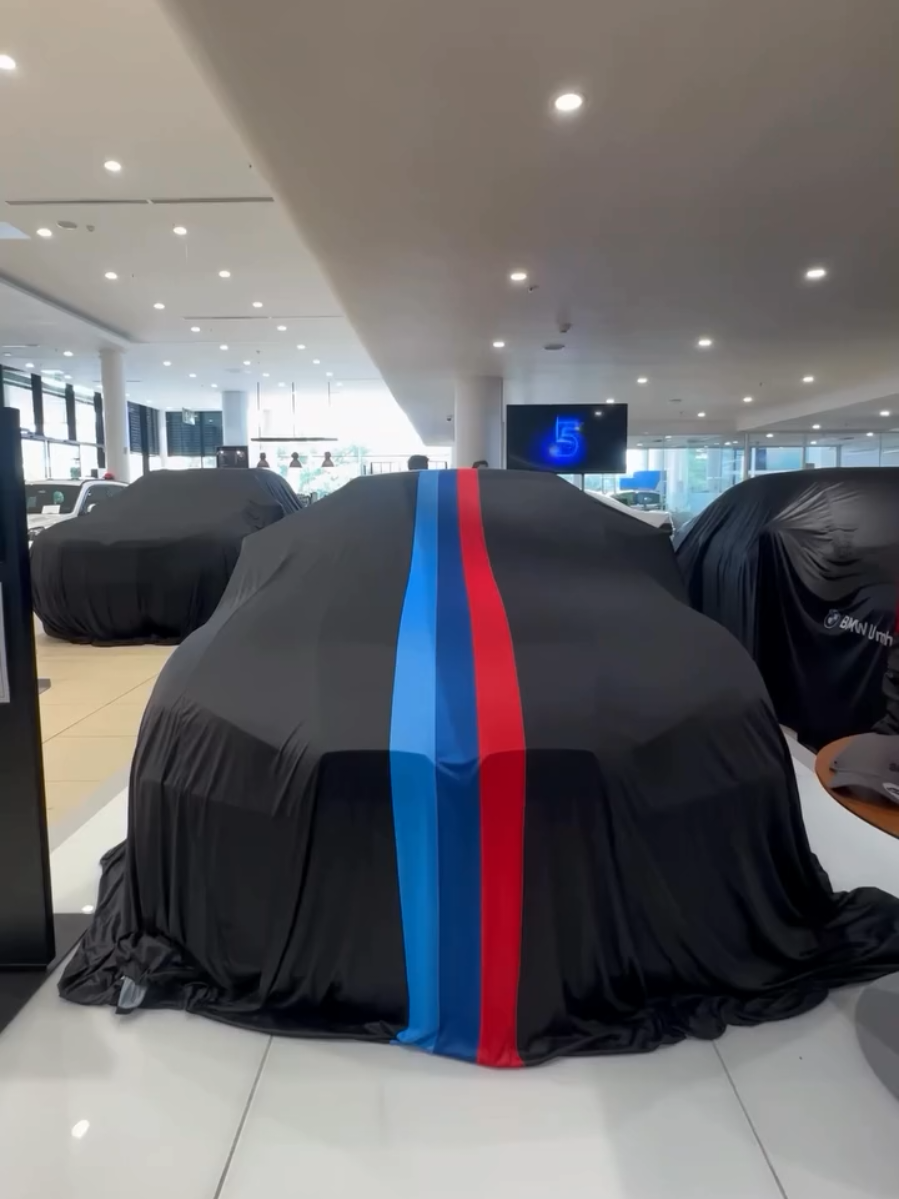 Arrive in style, leave with power. Throwback to the Stunning LCI BMW M4 Competition delivered at BMW Umhlanga - built to thrill from the very first drive. Your turn next? ❤️ 📞 031 502 9800 to speak to our experienced BMW Sales Executives. 📍BMW Umhlanga 1 Ncondo Place Umhlanga Arch #bmwumhlanga #bmwm4competition  #m4delivery #bmwairlines #bmwmotorsport #smgumhlanga  #bmwdelivery 