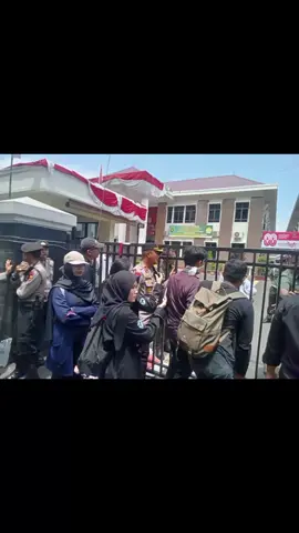 Kapolsek Sunggal Kompol Bambang G Hutabarat S.H.M.H beserta Personel Polsek Sunggal melaksanakan Pengamanan aksi unjuk rasa oleh AMRI di kantor Pengadilan Tinggi Militer Medan  Jl Ngumban Surbakti Kel Sempakata Kec Medan Selayang. Dalam aksinya AMRI atau Aliansi Rakyat Melawan Inpunitas 