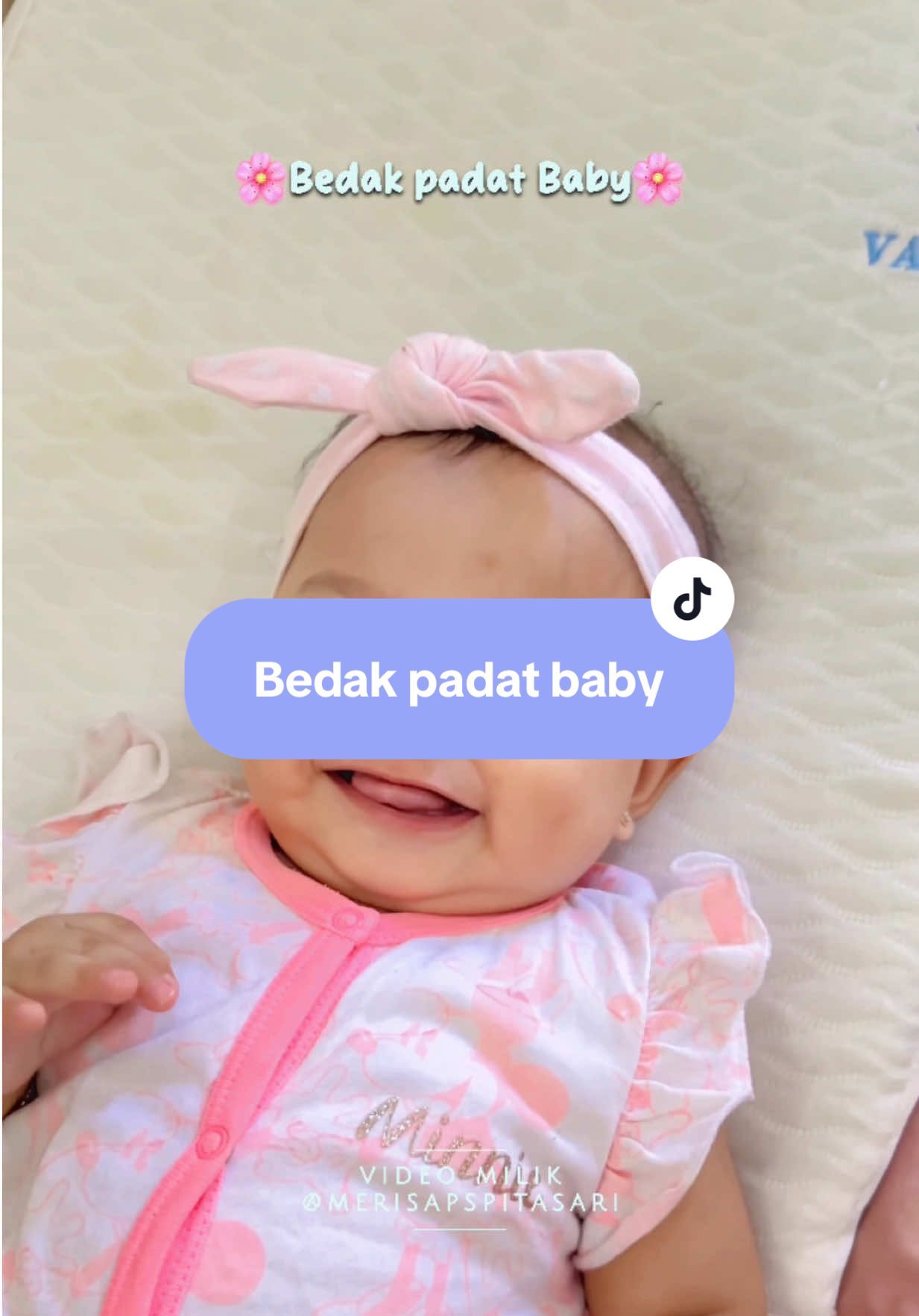 Ada yang pake ini juga ? 😍 Kita samaan  #bambicompactpowder #bedakpadatbayi #babyarsyira #merisapspitasari #babylucu #baby7month #fyp 