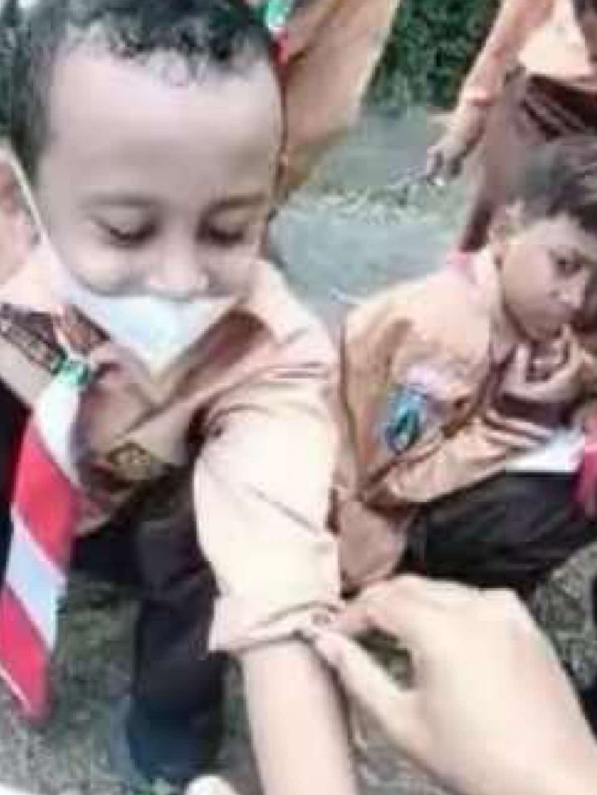Anak zaman now ga akan tahu kalau alam juga menyediakan bahan sulap. Tapi kok ga mempan ya trik sulap ini ke baju mas AL wkwk #fyp #sulap #sekolah #outdoor #pramuka 
