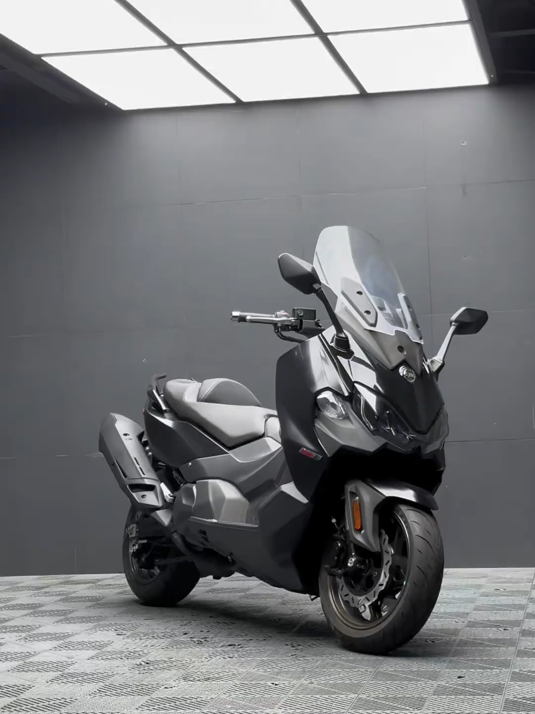 SYM TL 508 – MAXI SCOOTER BERGAYA & BERKUASA 💰 Harga Jualan: RM46,888 🛵 Gaya, keselesaan dan prestasi hebat dalam satu scooter! SYM TL 508 adalah maxi scooter dengan enjin twin-cylinder yang direka untuk perjalanan jauh dan tunggangan harian. 💡 Ciri Menarik: ✅ Enjin 508cc Inline Twin-Cylinder ✅ Kuasa Maks: 33.5kW @ 6,750rpm ✅ Tork Maks: 49.9Nm @ 5,250rpm ✅ Sistem Brek ABS Dua Saluran + Cakera Berkembar ✅ Sistem Tanpa Kunci + Push Start ✅ Paparan TFT Berwarna ✅ 4 Lampu Hadapan LED + Lampu Belakang LED Moden ✅ Cermin Angin Boleh Laras ✅ Tempat Duduk Ergonomik + Sokongan Pinggang ✅ Ruang Simpanan Besar di bawah tempat duduk ✅ Port USB Berkembar + Ruang Hadapan ✅ Ekzos Berganda Berbentuk Sarang Lebah 🛣️ Sesuai untuk perjalanan harian dan touring jarak jauh! 📩 PM kami untuk tempahan sekarang! #SYMTL508 #MaxiScooter #ScooterPremium #SYMMalaysia #sym #tl508 #shbikers