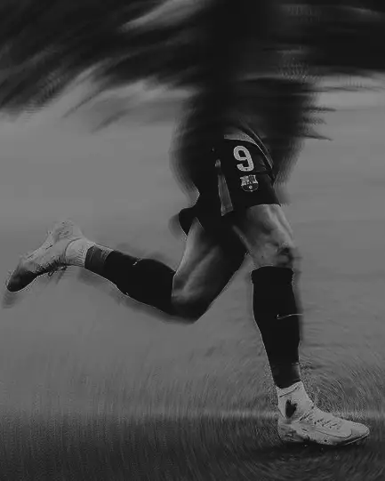 هل تعلم أنّ هذه الأقدام، تملك أهدافًا أكثر من الثلاثيّ الهجوميّ لريال مدريد مجتمعين؟ هل تعلم أنّ هذه الأقدام، تملك أهدافًا أكثر من هجوم برشلونة مجتمعين؟ هل تعلم أنّ هذه الأقدام، تملك أهدافًا أكثر من الثلاثيّ الهجوميّ لأتلتيكو مدريد مجتمعين؟ هل تعلم أنّ هذه الأقدام، تملك أهدافًا أكثر من هجوم أندية الدوري الإسباني، باستثناء الثلاثة الكبار، مجتمعين؟ هل تعلم أنّ هذه الأقدام، تملك مساهماتٍ أكثر من أهدافِ مهاجمي ريال مدريد وبرشلونة مجتمعين؟ هُنا ليفاندوفسكي، هُنا الطفرة النادرة في عالم كرة القدم، هُنا الظاهرة التي لا تتكرّر… إلّا كل مئة عام.