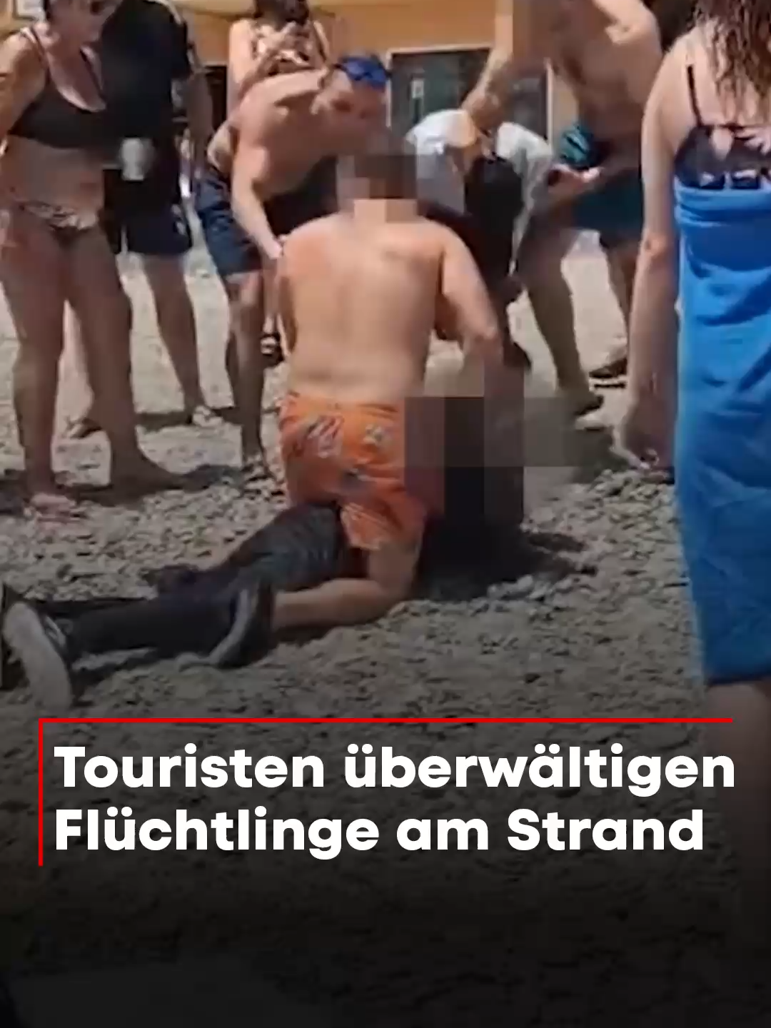 🇪🇸🚤 Flüchtlinge landen an einem vollen Badestrand in Castell de Ferro (Provinz Granada, Spanien). Die Schlepper machen sich umgehend aus dem Staub und die Flüchtlinge werden von Badegästen und Sicherheitskräften festgehalten. • #spanien #flüchtlinge #polizei