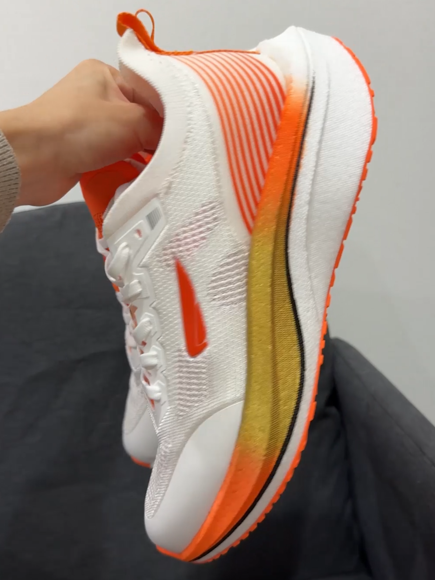 Warna lainnya dari HAWK, yaitu Beige disertai dengan aksen warna Orange yang membuat larimu menjadi lebih berwarna dan segar. Dapatkan hanya di PHOENIX Indonesia 😉 #SepatuLari #SepatuOlahraga #SneakersLari #Sneakers #RunningShoes #SepatuRunning