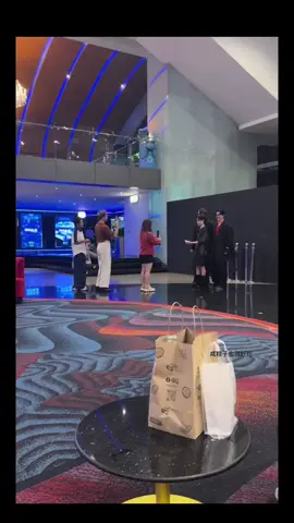 keluarga se harmonis ini sekarang sudah berantakan, Euro ikut mama dan papanya entah dimana sekarang, sehat