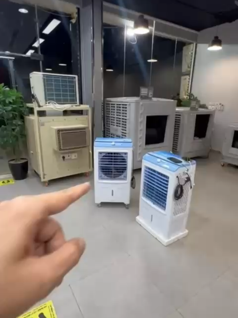 🚨مكيف الندى الصحراوي واللي ينشحن على الطاقة الشمسية ما يحتاج كهرب، ولا تمديدات، ولا حتى توصيلات داخلية! 🔌❌  تجي معه بطارية ليثيوم مدمجة   تشتغل 6 ساعات على أعلى سرعة، و12 ساعة على المتوسطة مثالي للمخيمات، المزارع، الرحلات، والأسطح  ضمان سنتين على الهيكل، و6 شهور على البطارية  السعر: 1,100 ريال شامل الضريبة #تكييف_صحراوي #مكيفات #مكيف #مكيفات_الندى #الطاقةالشمسية #مكيف_طاقة_شمسية #كشته_للرحلات #البر
