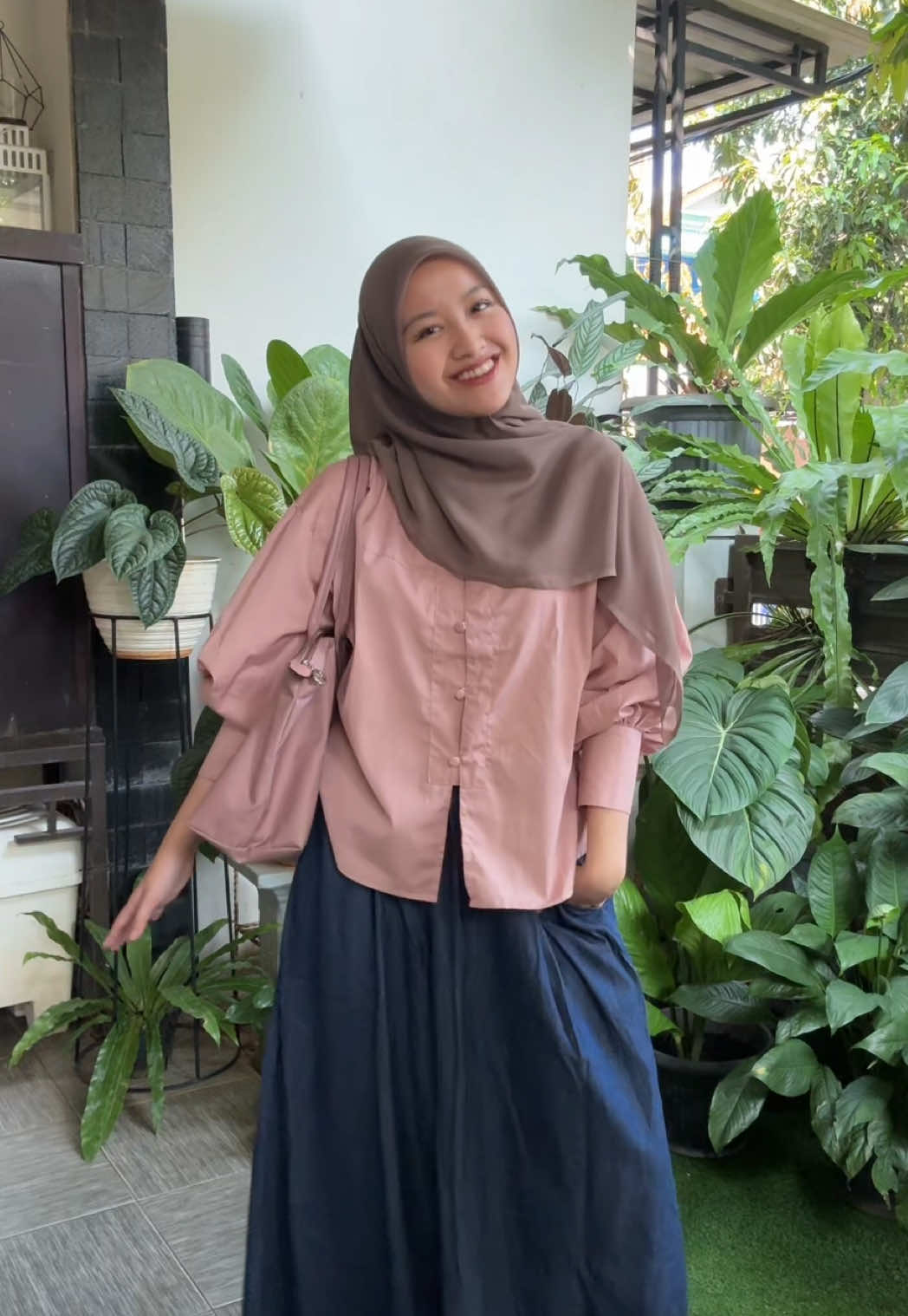 edisi lupaa ngepost (ini tadi pagi) lagi cobaa color combo inii gemey yaah 🫶🏻 | top from @Vio.jeans yaa . . . . #OOTD #outfitcheck #hijab #feminineenergy #fypシ゚ 