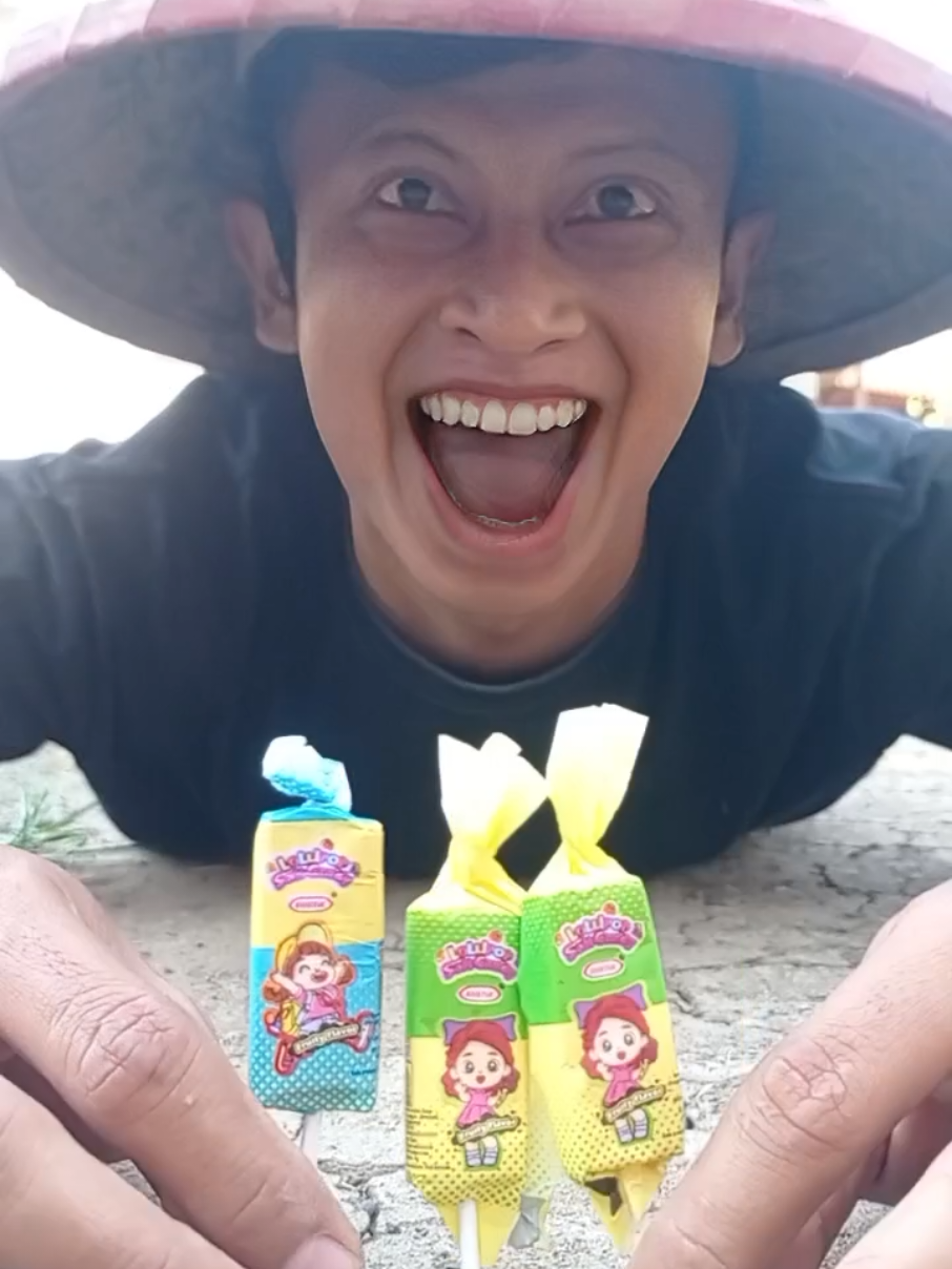 Berbagi permen dengan anak perempuan cantik#ti̇ktok 