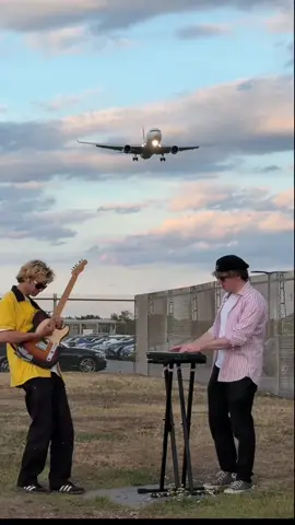 Café Pacific - 26th August ⚠️⚠️ Punters on the approach. The lyrics at the end are not explicit…listen carefully #avgeek #aviation #boeing #737 #heathrow #jazz #yachtrock #sickbeat #toastclub