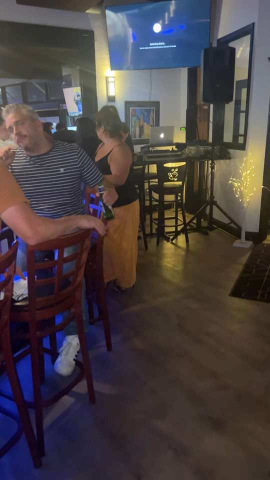 Buona sera a tutti guarda che bello karaoke night at the Chatterbox in Pleasantville New York simply the best vote a number one in all of Westchester county#Giuseppe  #amazing #fypage #Italian #Pleasantville #restaurant #karaoke night