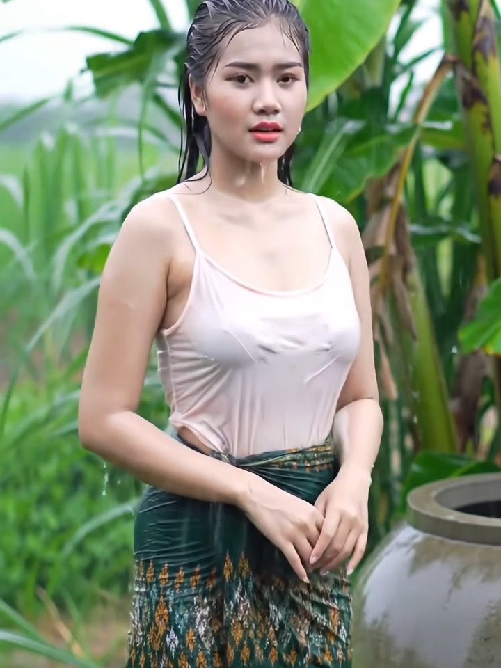 #នារីជនបទ #នារីខ្មែរ #វាលស្រែ #កូនខ្មែរ🇰🇭 #កម្ពុជា #khmertiktok #village #khmer #sarong #fyp #cambodia #foryou