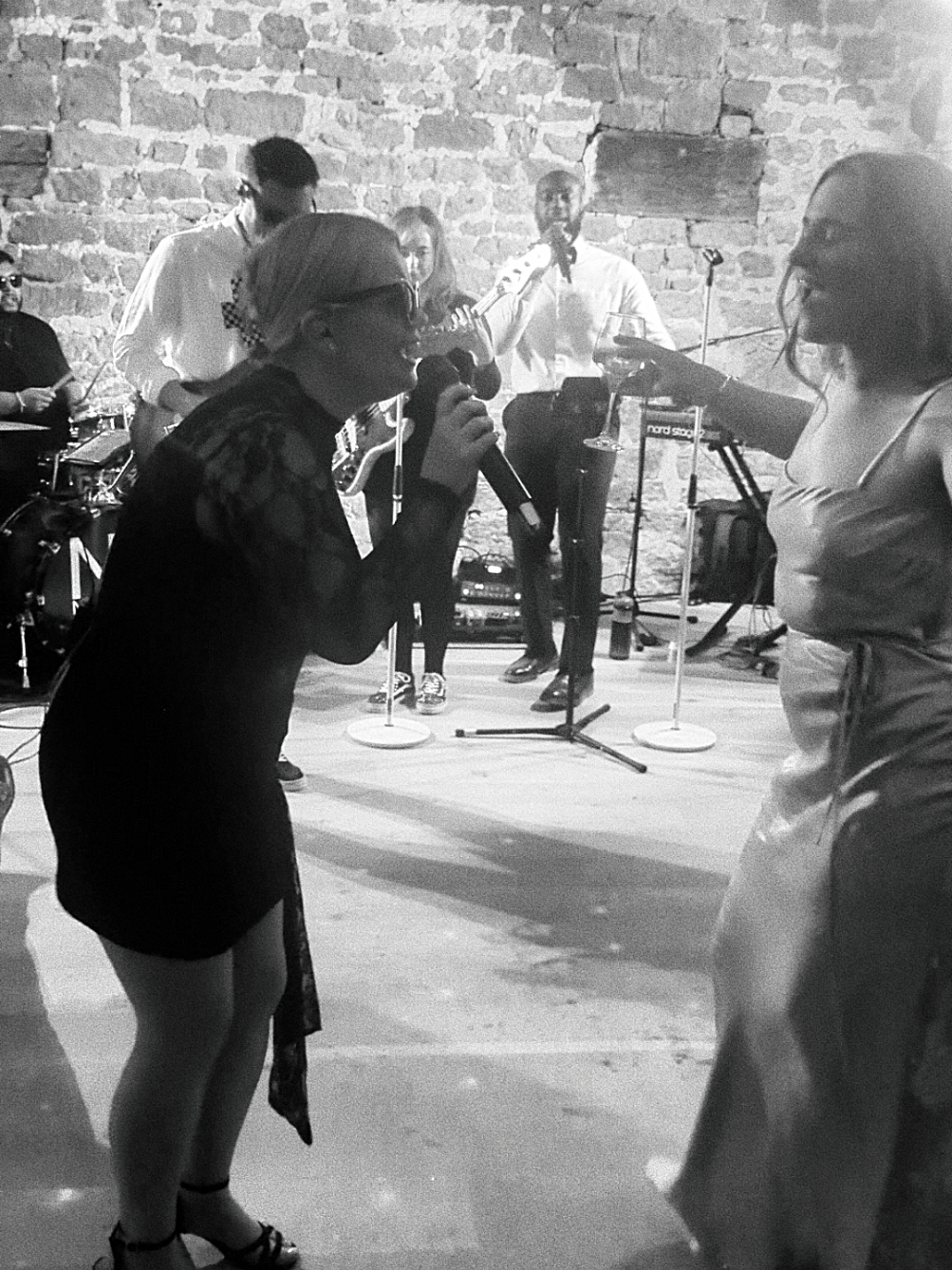 Jess T ladies and gents! 👏🏽🖤 Be honest, would you expect her to bust out Lauryn Hill? #smallbutmighty #weddingband #weddingsinger #corporateband #functionband #doowop #femalerapper 