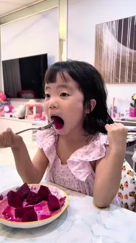 Một chiếc e bé thích ăn thanh long đỏ #mukbangthanhlong #mukbang #embehanviet🇻🇳🇰🇷 