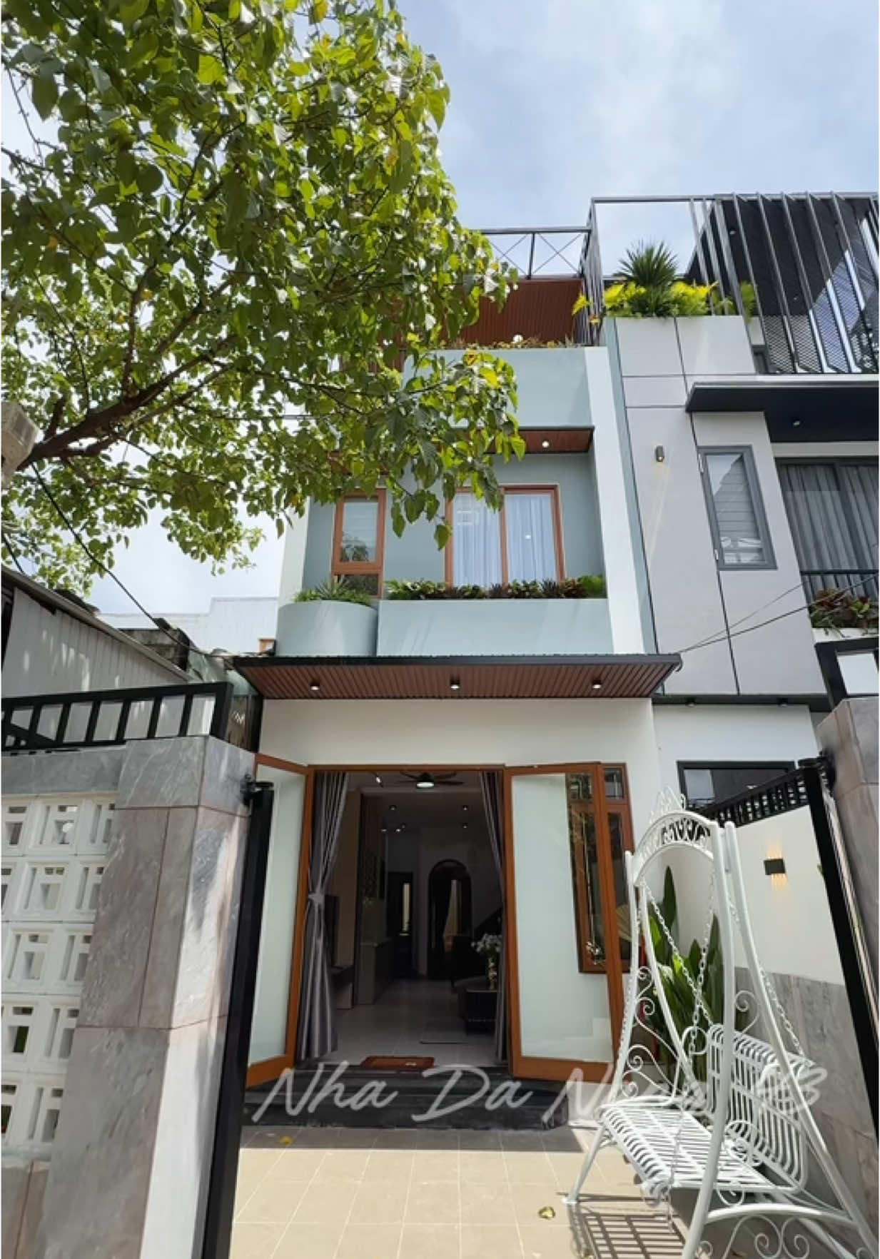 Nhà sân vườn bồn tắm , góc sân chill thư giãn cuối ngày. 3 PN, công năng đầy đủ. Gu của anh chị nào ạ #nhadanang43 #batdongsandanang #nhadepdanang 