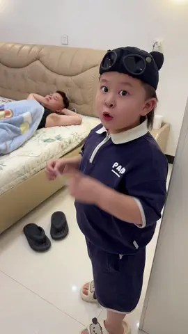 想让睡懒觉的爸爸立马起床 其实很简单#快成长计划 #潮流生活成长之星 #喜爱度激励计划 #小铁的暑期生活
