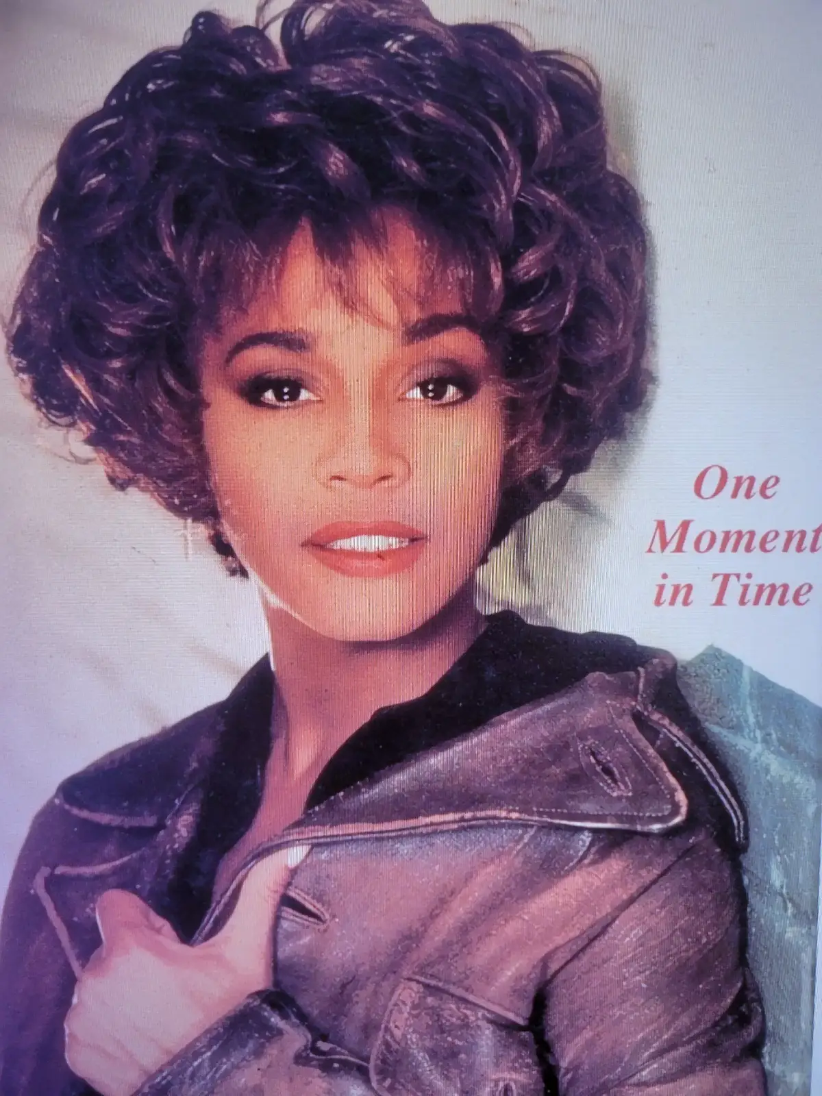 👋Whitney Houston née le 9 août 1963 à Newark et décédé le 11 février 2012 à Beverly Hills, (Californie)est une chanteuse, actrice productrice de musique et mannequin américaine titre de la chansons One Moment in time qui se souviens 💯 🎶 