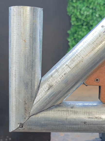 Revealing the secret tricks of professional welders for cutting pipe at corner joints. #welding #metalwork #fabrication #cuttingskills #tipsandtricks 