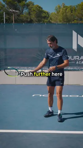 She finishes her backhand perfectly: long, smooth, and controlled. But on the forehand, that follow-through disappears. In this session, I’m helping her bring the same quality to both sides! #tennis #tenniscoach 