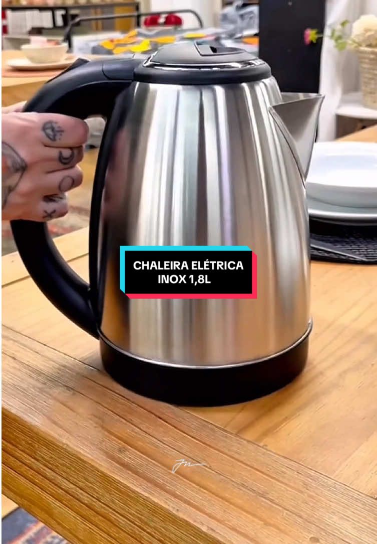 Chaleira elétrica inox 1,8L bivolt: rápida, prática e elegante para água quente instantânea onde você estiver! #chaleiraeletrica #chaleira #cafe #cha #cozinha 