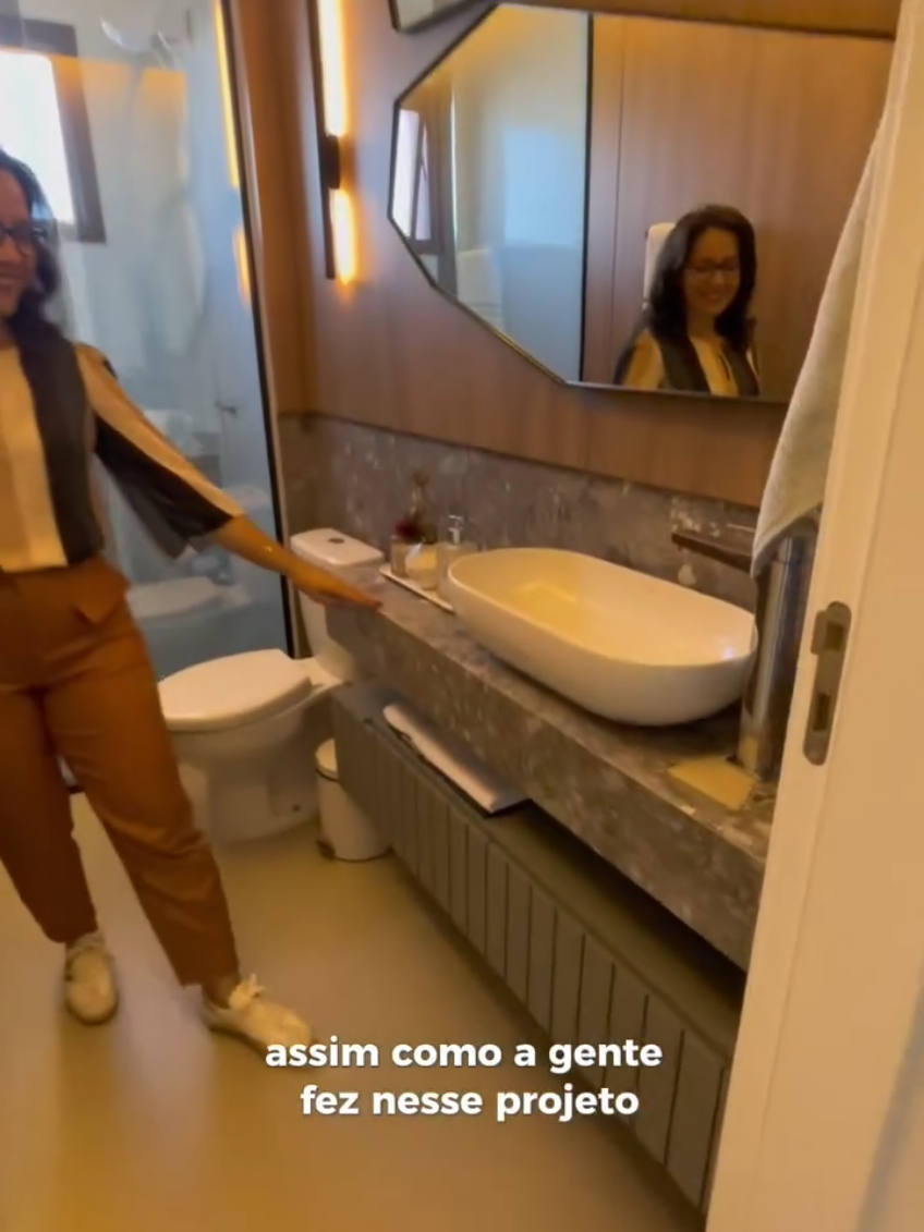 Essa solução é ótima para quem não quer (ou não pode) quebrar a parede para embutir um nicho para shampoo. ❤️ Projeto e conteúdo @amaribertelli.arq  #arquitetura #design #bathroomdesign 