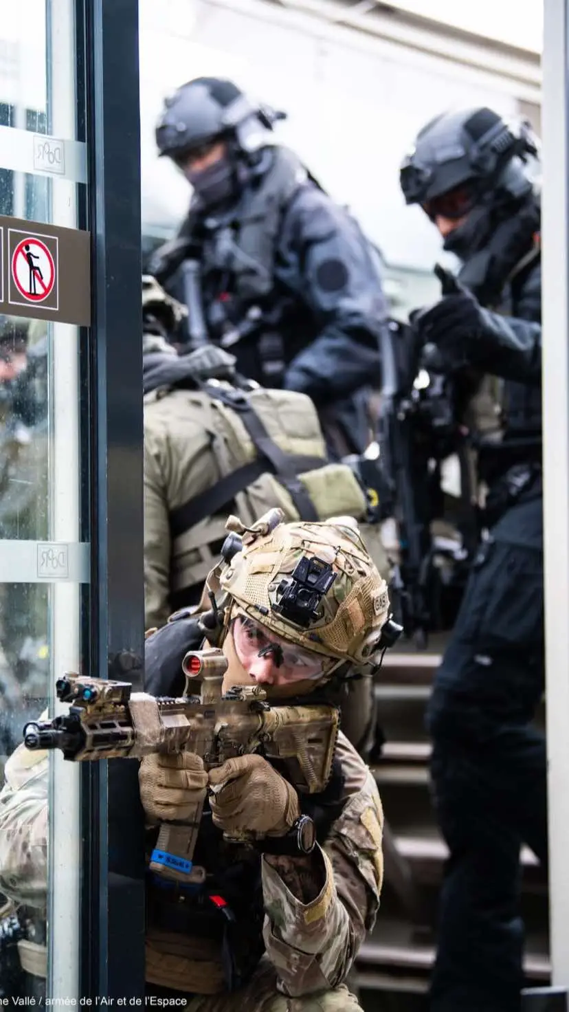 #French #France #frenchmilitary #frencharmy #specialforces #frenchspecialforces #forcespecial #militaire #fyp #paratrooper #military #soldier #forcespeciales #commando #helicopter #opscore #helmet #cpa10 #airforce #parachute #jump #skydiving #police #cops #policeofficer #swat #raid #policenationale 