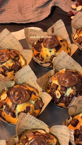 Nutella Muffins🌰🍫 Zutaten⬇️ 380g Mehl 3 TL Backpulver 1 Prise Salz 90g weiche Butter 80 ml Öl 200g Zucker Vanilleextrakt 3 Eier (Größe M) 100g Schmand/Joghurt 220 ml Milch 200g Chocolate Chunks Haselnüsse  Füllung: Nutella bei 190 Grad Ober-/Unterhitze für ca. 35 min. in den Ofen😋 #baking #bakingrecipe #Recipe #rezept #fyp #foryoupage #yummy #viral #CapCut #fypシ #foryou #fy #baketok #bakingtiktok #food #yum #nutellabaking #nutella #nutellamuffins 