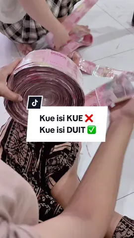 Masih bisa dibilang kue gak ya? Soalnya isinya duit semua 😭😭  Sultan mah bebas ya guys 💸💸💸  #moneycake #moneypullingcake #cake #cakebekasi #caketok #foryoupageofficiall #fyppppppppppppppppppppppp #bakerybekasi #kueulangtahun #prankcake #kuesultan
