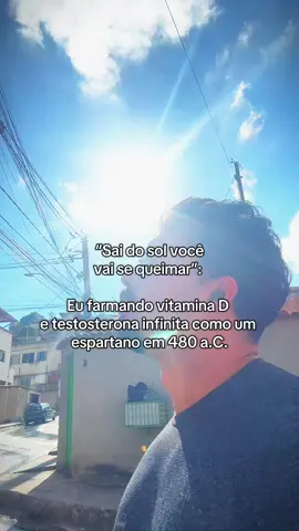 O sol forte que te ensinaram a temer é o mesmo que te mantém vivo. O corpo converte colesterol em vitamina D, filtrando os raios UVB com a própria pele, regulando hormônios, e aumentando a testosterona naturalmente.  #sol #testosterona #vitaminad 
