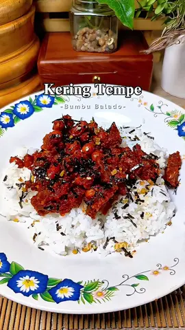 Kering tempe bumbu balado ‎Bahan :  ‎300 gram tempe  ‎100 gram kacang tanah ‎1 tomat ‎8 bawang merah  ‎1 sachet Desaku Bumbu Balado ‎150ml air  ‎1/2 sdt garam  ‎4 sdm gula ‎5 sdm minyak untuk menumis  #keringtempe_satset #resepsatset_rudy 