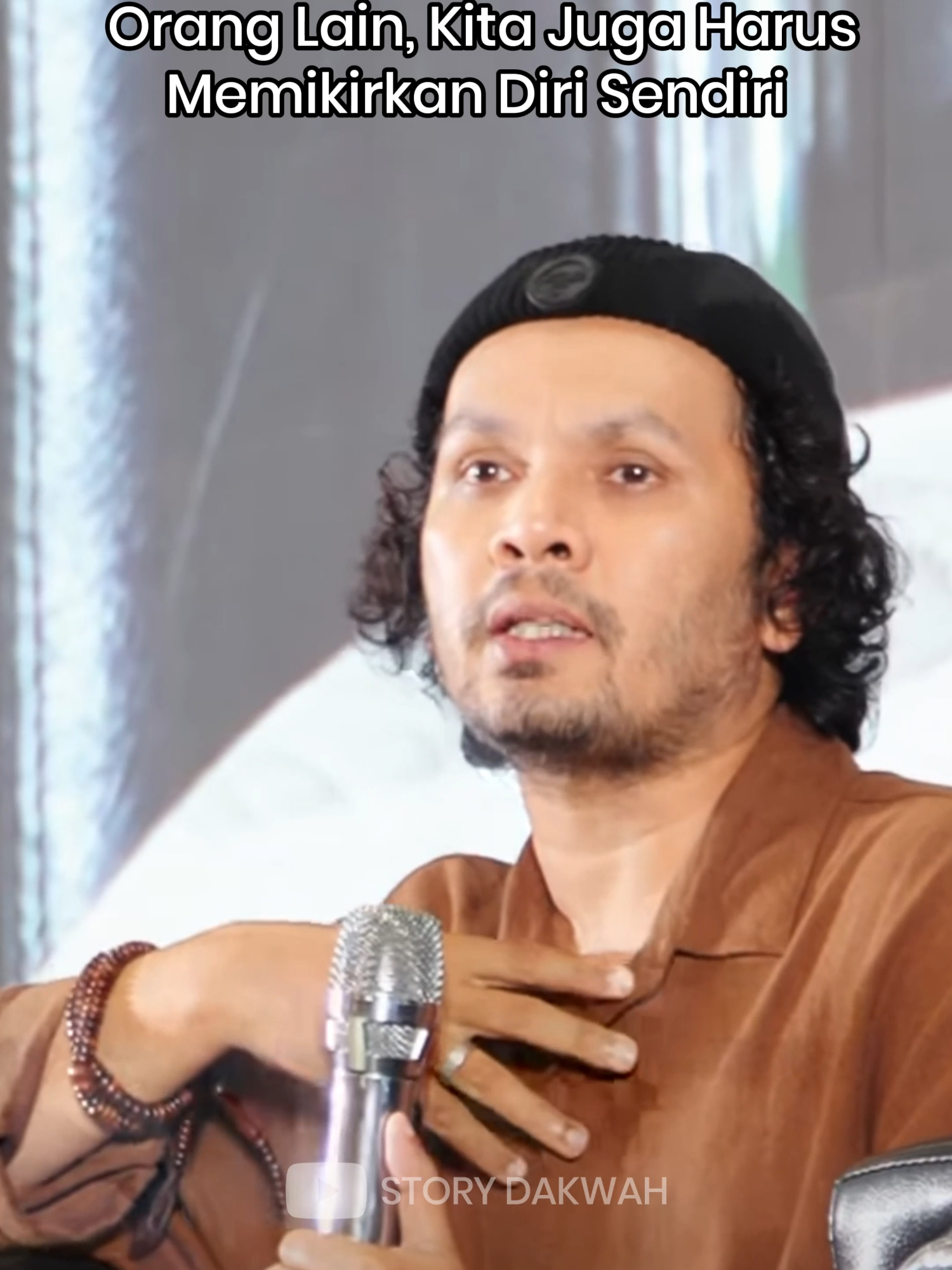 Jangan Hanya Memikirkan Keadaan Orang Lain, Pikirkan Juga Keadaan Diri Kita - Ustadz Hanan Attaki, Lc Video ini bebas untuk disimpan dan dibagikan, agar kebaikan tidak berhenti di diri kita saja😇 Jazakumullahu khayran #reels #fyp #ustadzhananattaki #sharingtime #curhat