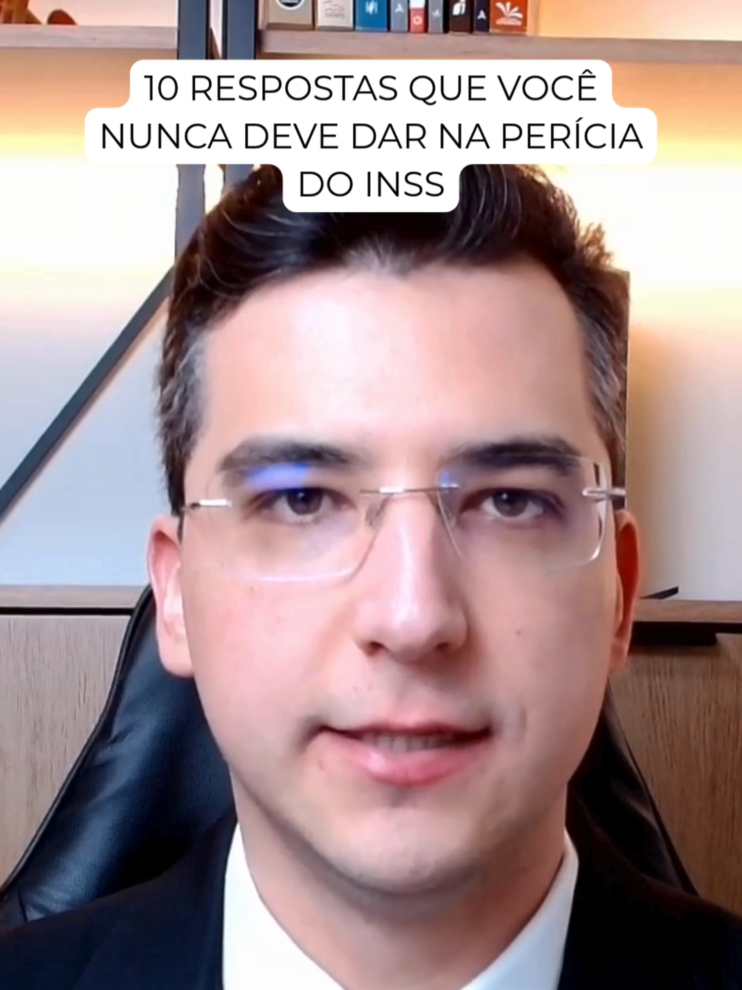 10 RESPOSTAS QUE VOCÊ NUNCA DEVE DAR NA PERÍCIA DO INSS 📋 Confira agora a lista completa com explicação de cada uma:   ✅ 1. “Estou ótimo, não sinto nada”  ✅ 2. “Minha situação financeira está péssima, preciso muito desse benefício”  ✅ 3. “Não consigo fazer absolutamente nada”  ✅ 4. “Meu médico disse que eu não posso trabalhar de jeito nenhum”  ✅ 5. “Estou com dores insuportáveis, mas não trouxe exames”  ✅ 6. “Tenho muitos problemas, sou azarado”  ✅ 7. “Vi na internet que quem tem essa doença recebe automaticamente” ✅ 8. “Estou desempregado e por isso quero esse benefício”  ✅ 9. Ser grosseiro ou impaciente  ✅ 10. Mentir ou exagerar os sintomas   📌 Resumo final: Nunca minta!   Seja honesto, educado e leve toda a documentação médica relevante. Se o benefício for negado, você pode recorrer ou entrar com ação judicial para passar por nova perícia. E lembre-se: Mentiras, exageros e frases fora de contexto podem custar seu direito. #pericia #periciainss #inss #direitoprevidenciario #advogadoprevidenciario #advocaciaprevidenciaria