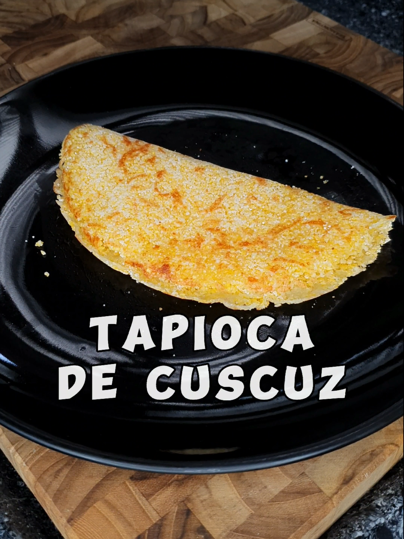 2 FORMAS DE SE FAZER TAPIOCA COM CUSCUZ 🌽 Se tem duas coisas que não vivo sem é tapioca e cuscuz, então porque não unir o útil ao agradável e juntar os dois ?  Essa receita é perfeita pra variar no café da manhã, ou em um lanchinho da tarde, junto com um ovo mexido ou queijos, essa combinação fica divina 🙌🏾 Ingredientes 📋 Massa do cuscuz: Flocão de milho 500g Agua 400 a 500ml Polvilho, tapioca ou amido de milho 40g Tapioca 1: Cuscuz 100g Tapioca 2: Tapioca 60g Cuscuz 40g Queijo a gosto #tapioca #cuscuz #comidabrasileira🇧🇷 #gastronomia #receita #receitasimples #alimentacaosaudavel 