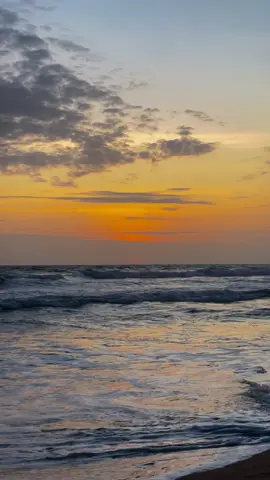 සත්තයි ආලේ මම දුන්නු කුළුදුල් ප්‍රේමේ! 💛 #sunsetvibes #sunset #clouds #beach #fy #fyp #fypシ゚viral #trendingsong #tiktokviral #wikasithamal #mahirusenarathne #rashanbalasooriya #charidu 