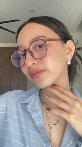 Cuma pake triple tint ini aja, makeup langsung keliatan fresh seharian! Ga ribet, tapi hasilnya tetep on point🤭 #tavistaycurious #taviblush #blushonviral #liquidblush #tavilipglide #lipoil  #liptint #sunscreentinted #tintedsunscreen #sunscreenadaptint #skintint #tintedsunscreentavi #sunscreenviral #rekomendasisunscreen #sunscreentavi #sunscreencicatavi #sunscrenviral #perlindunganUV #skincareroutine #sunscreen #spf50 