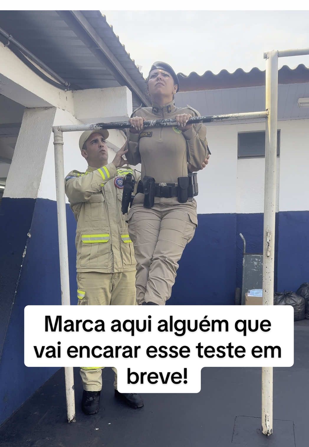 O teste de isometria na barra vai além da força… Ele exige controle, foco e resistência total. Sem embalo, sem truque. É você, seu corpo e a gravidade disputando quem desiste primeiro. É o primeiro passo pra quem quer vencer o TAF e conquistar a tão sonhada aprovação. . Marca aqui alguém que vai encarar esse teste em breve!