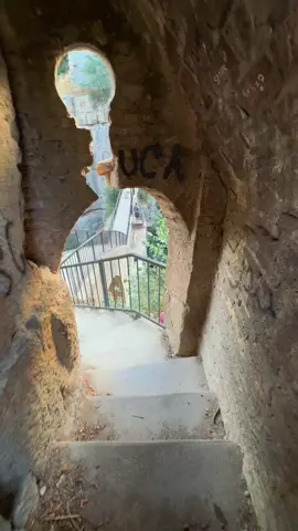كل زاوية في قسنطينة تحكي حكاية... فقط عش اللحظة وتمعّن 💭🇩🇿 #قسنطينة #قسنطينة_الجزائر #قسنطينة_تاريخ #قسنطينة_سحر #قسنطينة_مدينة_الجسور                                    