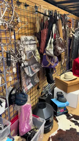 Time to do some shopping #127yardsale #yardsaleofamerica #vintageshopping #thrifiting #sale 