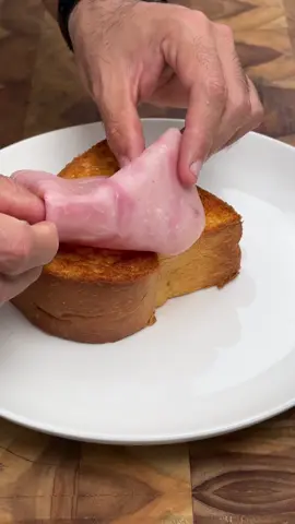 Ingredientes:  400gr mantequilla 4 yemas de huevo 2 cdas de zumo de limón La ralladura de 1 limón  30gr cebolla morada Cebollino picado  Sal y pimienta al gusto 30ml agua   Pan brioche Mantequilla 8 huevos Papel film  8 láminas de jamón  Si te gustó la receta compártela con tu gente y etiqueta a alguien que tiene que probar esto ⬇️