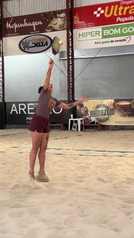 Dentro de quadra é onde tudo faz sentido! A empolgação toma conta, o grito me impulsiona e cada jogada é na garra. Dou o meu melhor em cada ponto — e as jogadas… ah, são de arrepiar! 🎾💪🏼