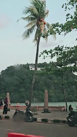 Menyusuri Pantai Padang..