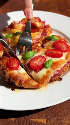 Cauliflower Pizza Steaks Full recipe via  𝐋𝐢𝐧𝐤 𝐢𝐧 𝐦𝐲 𝐁𝐢𝐨 or at 𝐄𝐒𝐒𝐄𝐍𝐏𝐀𝐑𝐀𝐃𝐈𝐄𝐒.𝐂𝐎𝐌 #cauliflowersteaks #cauliflowerpizzasteaks #blumenkohlpizza #cauliflowerrecipes #cauliflowerpizzacrust 