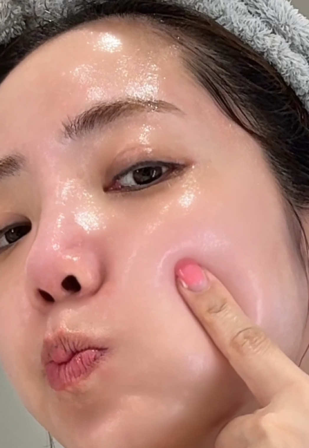 Off the air, back to myself.🪞✨ Used Products : Mixsoon • bean Cleansing Oil • Centella Cleansing Foam • Soondy Centella Asiatica Essence • bean Essence • bean Cream @mixsoon @OLIVE YOUNG Global #KoreanTVHost  #OffAirGlow  #kbeautyskincare  #kbeauty #BackToMyself  #GlassSkin #glowy #Glow #SkinFirst #kbeautytiktok  #선물 