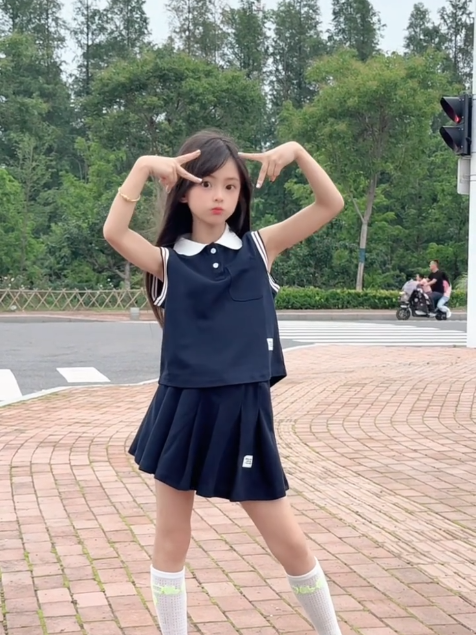 8岁女孩小学生 #甜妹 #骗你生女儿 #手势舞 #15后 #ootd穿搭 #dancing #dancer 