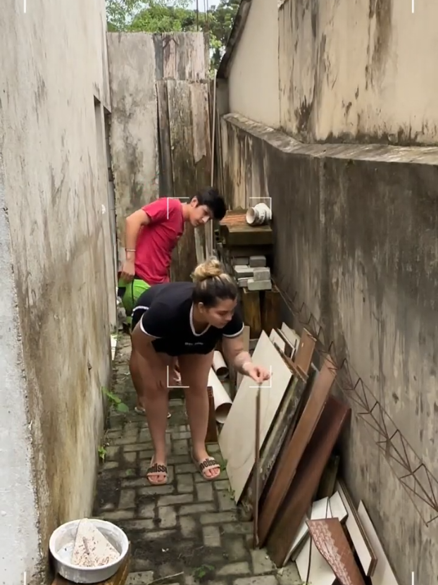 Chamei o vizinho pra fazer uma limpeza nessa casa.