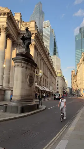 A Tuesday evening commute in London is a whole mood. The sky is on fire, the streets are buzzing. The perfect backdrop for the Tuesday evening commute. This is the vibe of the City of London as it transitions from day to night.