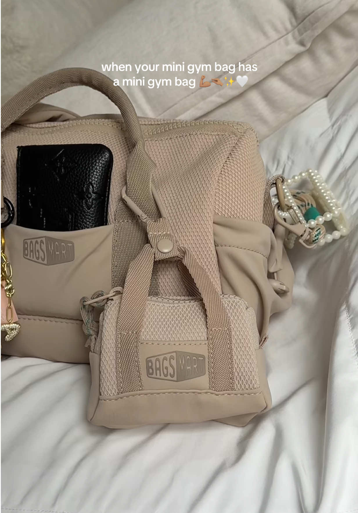 The way this is the cutest thing ever and I now use this as my lipgloss purse LOL (the gym baddies who get it, get it) 🫦 #minigymbag #minigymduffle #bagsmart #gymessentials #GymTok #whatsinmygymbag @BAGSMART 