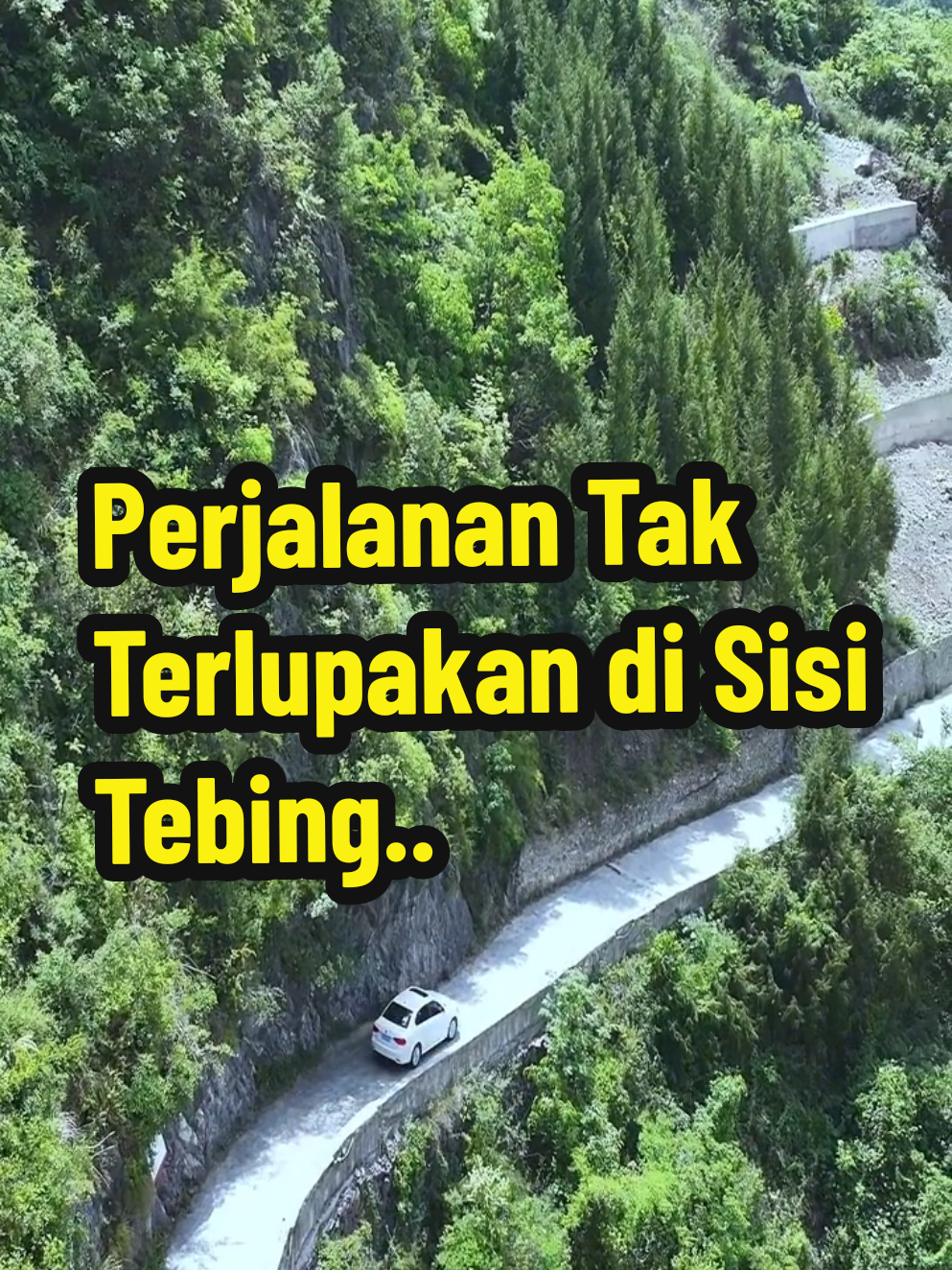 Inilah salah satu jalan tebing paling unik dan menakjubkan di dunia, dibangun langsung di sisi tebing curam dengan pemandangan alam yang luar biasa indah. Jalan ini terletak di Lembah Lan Yue, China, dan dikenal sebagai “Jalur Gantung di Dinding Tebing.” Meski terlihat sempit, jalan ini menjadi daya tarik wisata dan jalur penghubung penting bagi penduduk setempat. Cocok untuk kamu yang suka tantangan dan keindahan alam dalam satu perjalanan! #LembahLanYue #JalanUnik #WisataAlam #JalurTebing #PetualanganSeru #ChinaTravel