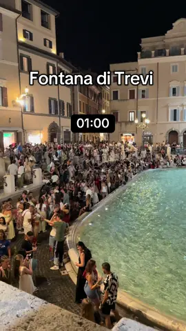 a night in Trevi  Instagram: aisinitalia 💋 #rome #rometravel #italy 